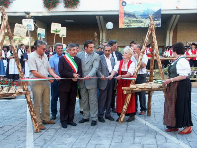 iltagliodelnastroallinaugurazionedeimistirs2007.jpg