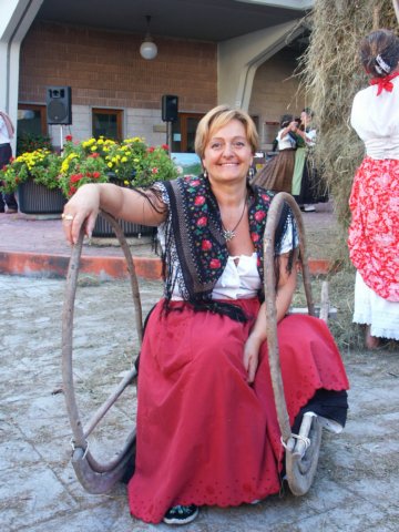 signoradipaularoincostumesedutasullalougia.jpg